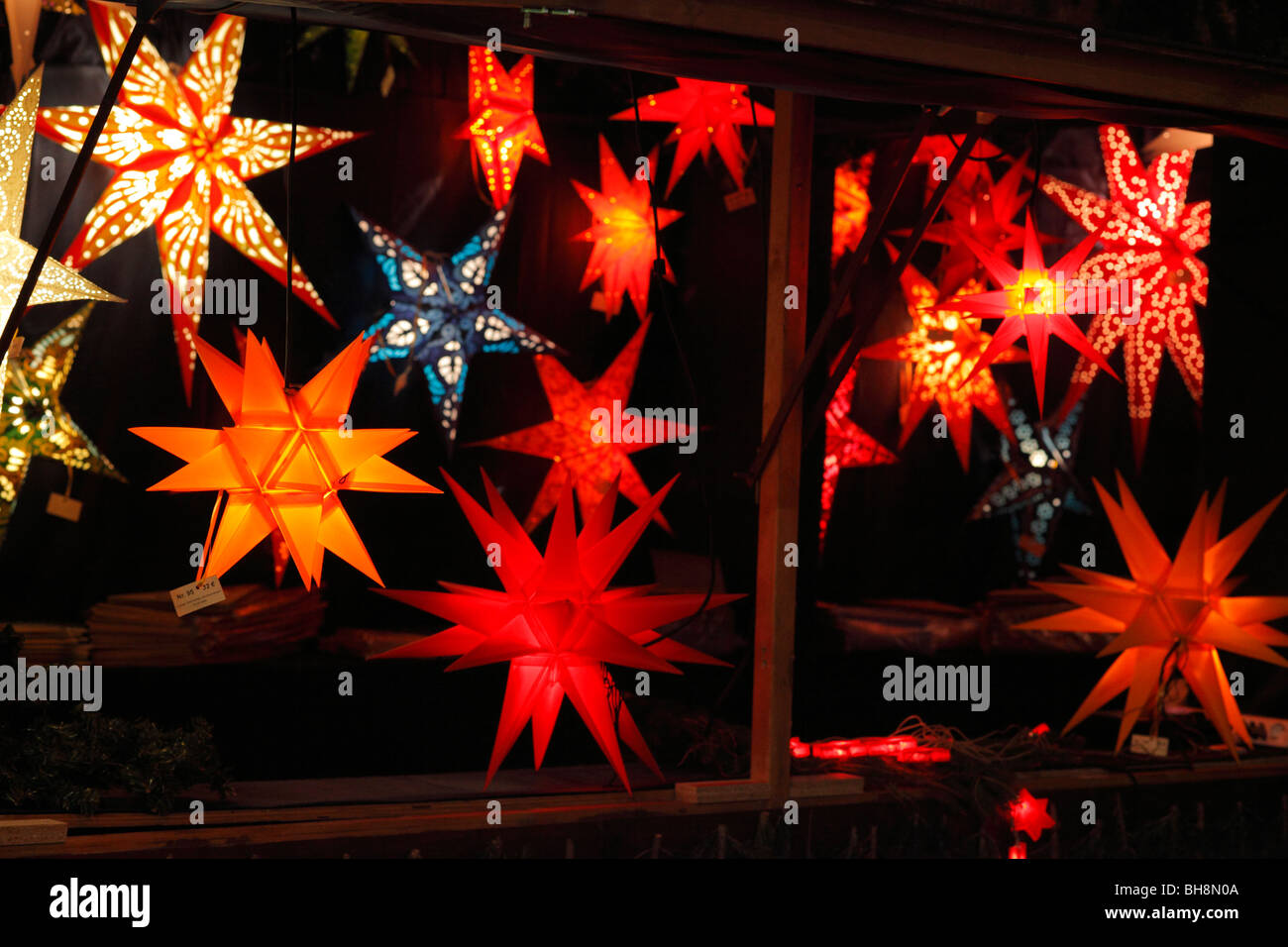 Weihnachtssterne auf Weihnachtsmarkt Stockfotografie - Alamy
