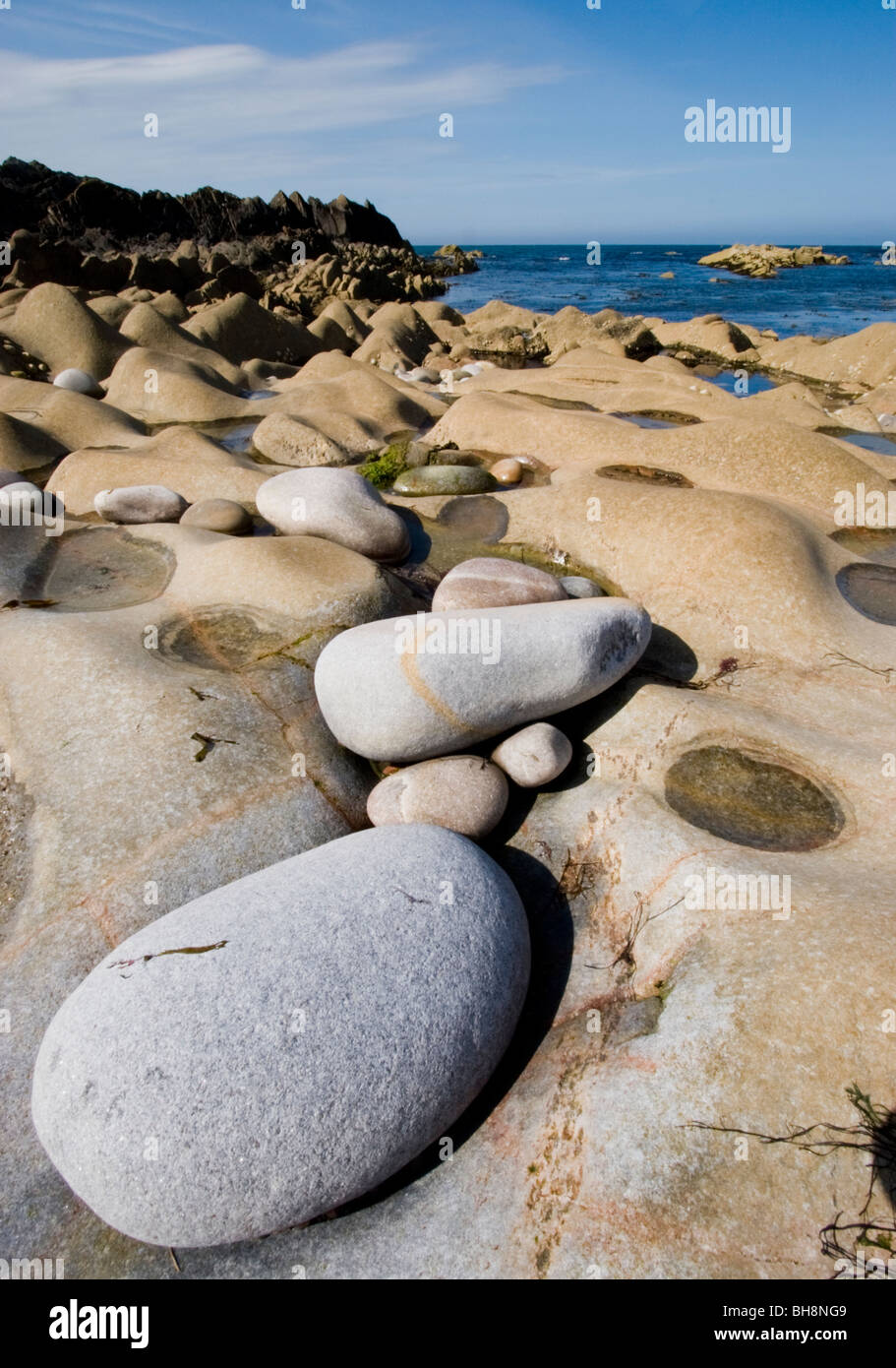 Erodierte Kalkstein Felsen in einer felsigen Bucht bei Sandend, Banffshire, Schottland Stockfoto