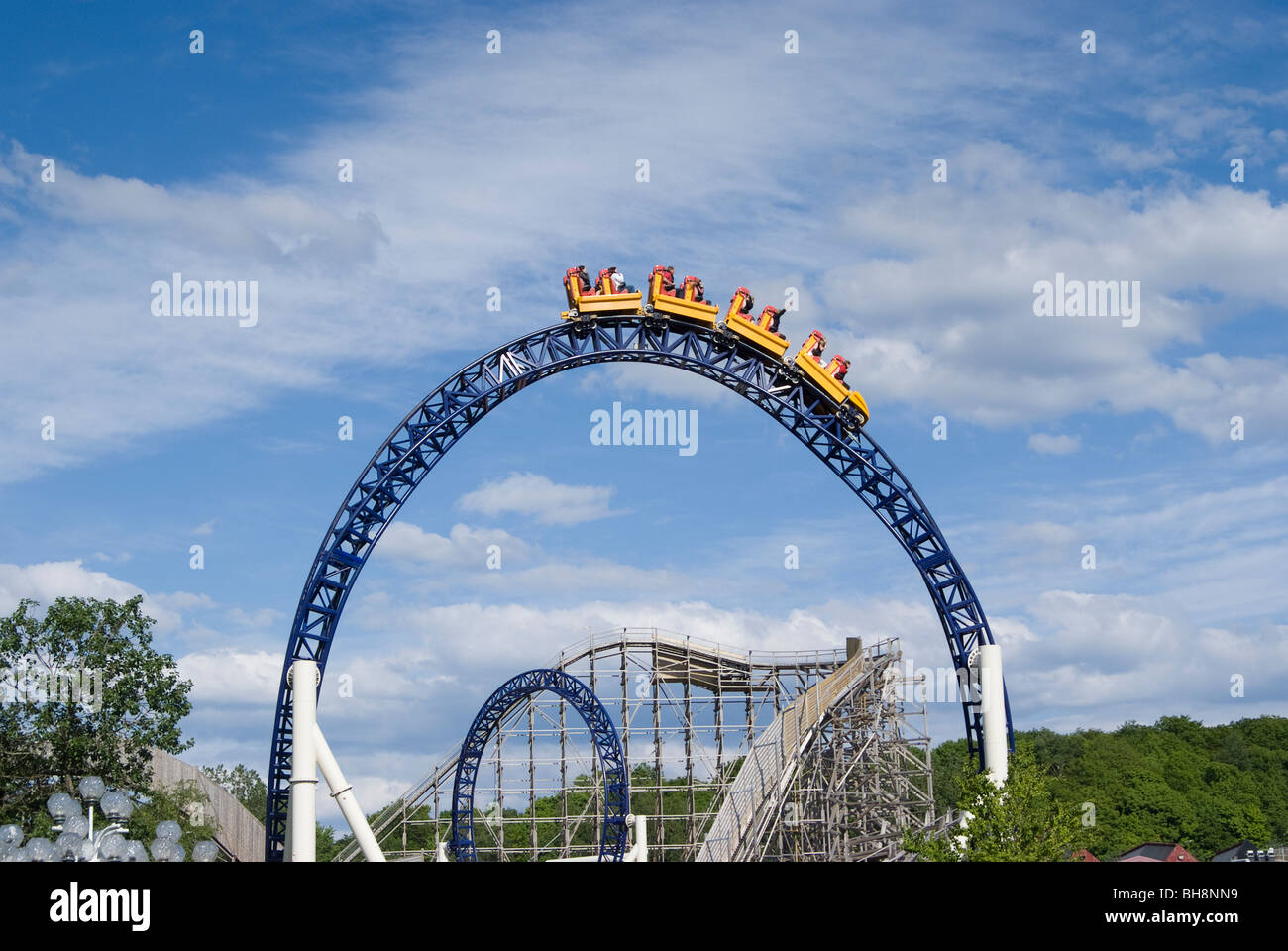 Metall-Achterbahn mit Holzachterbahn gesehen durch die Schlaufe am Vergnügungspark Liseberg in Göteborg (Göteborg) Stockfoto