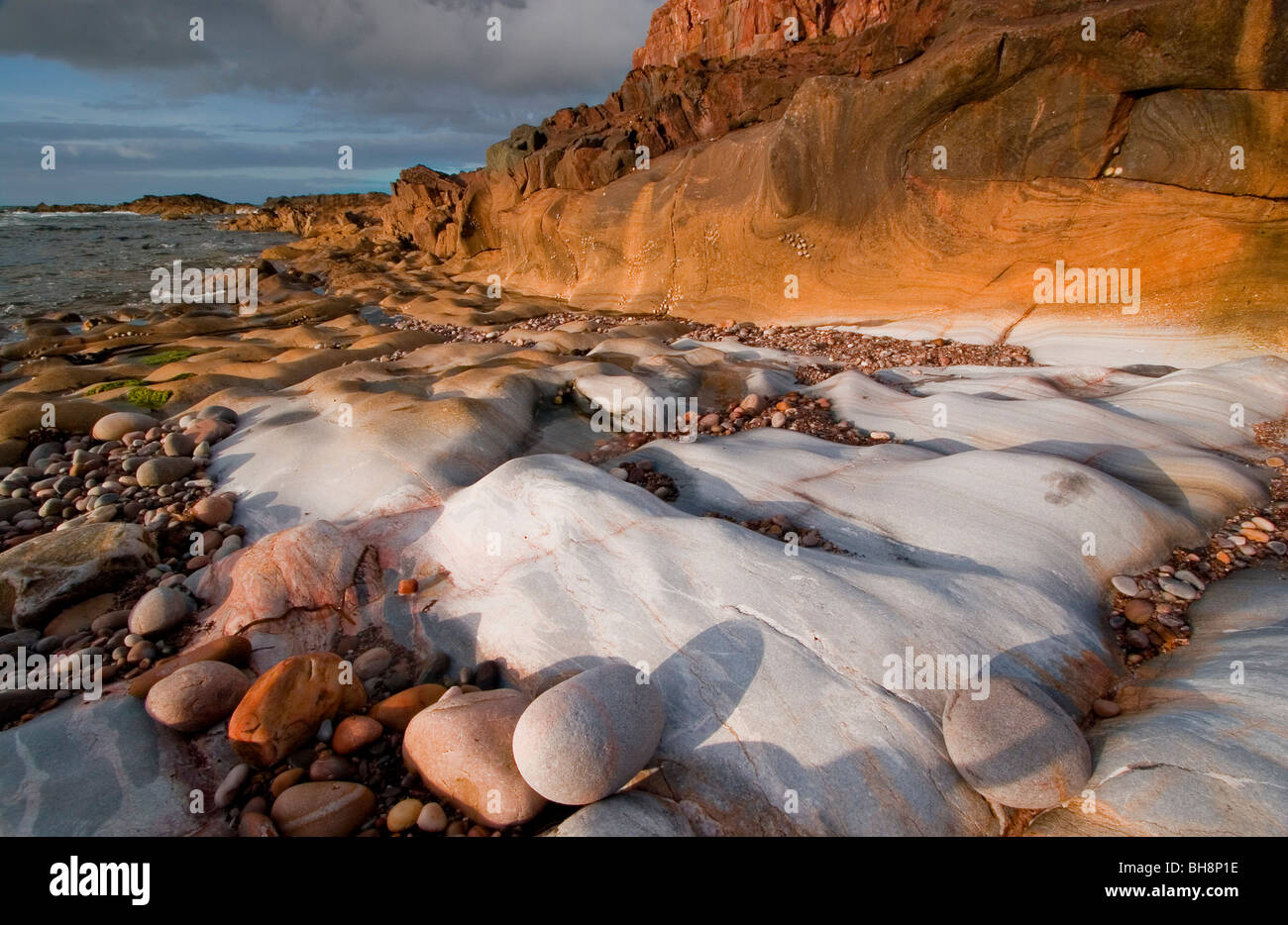 Kalkstein plätschert und formt bei Sonnenuntergang, Sandend, Banffshire, Schottland Stockfoto