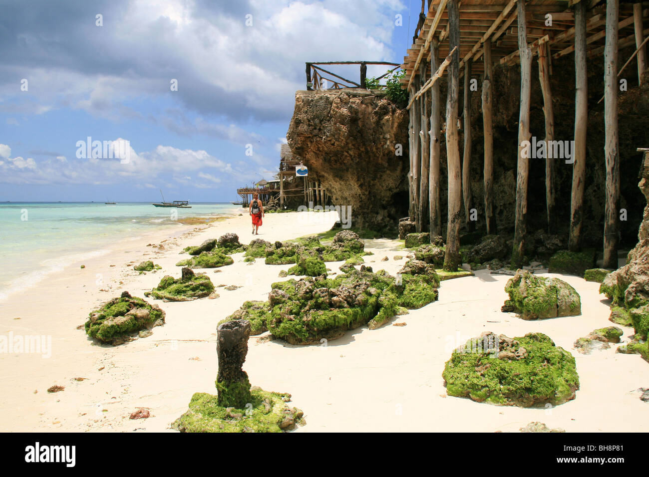 die hölzerne Piers von den Strandrestaurants Eingreifen auf dem weißen Sand Strand und türkis Wasser von Nungwi in Sansibar Stockfoto