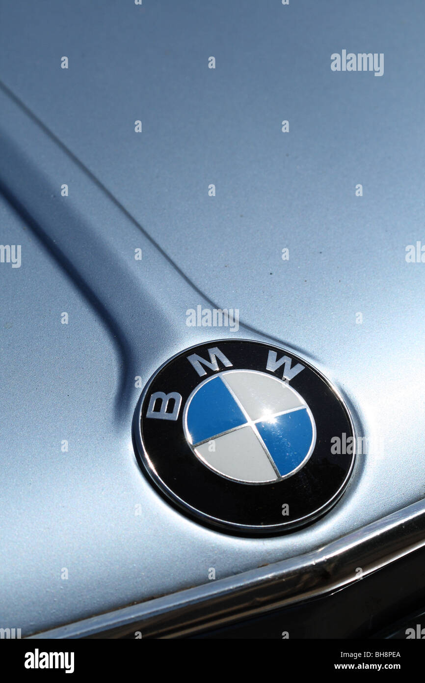 BMW Auto Emblem auf Motorhaube des metallischen Silber 2002 automatisch  Oldtimer in Richmond-upon-Thames, Surrey, Vereinigtes Königreich  Stockfotografie - Alamy