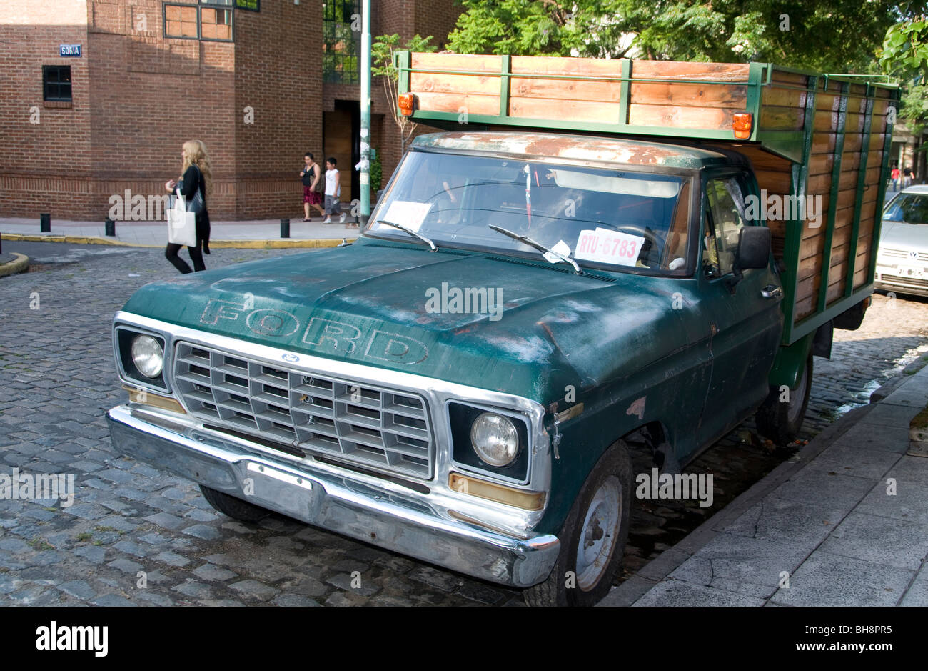 Buenos Aires Argentinien alten PKW LKW Straße Stockfoto