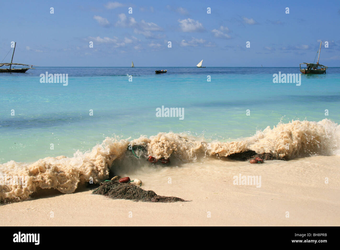 eine kleine Shorebreak auf dem weißen Sand Strand von Sansibar Stockfoto