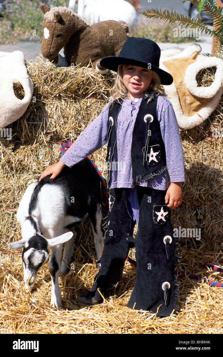 Junge Mädchen mit inländischen Haustier Ziegenbock im Streichelzoo auf Farm Messe Port Townsend, Washington State, USA Stockfoto