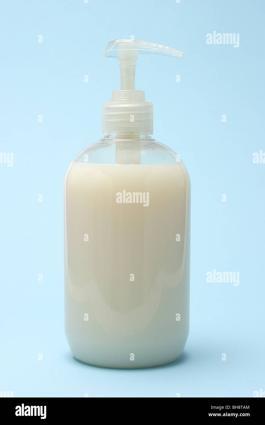 Kunststoff-Flasche Flüssigseife auf nahtlose blauem Hintergrund Stockfoto