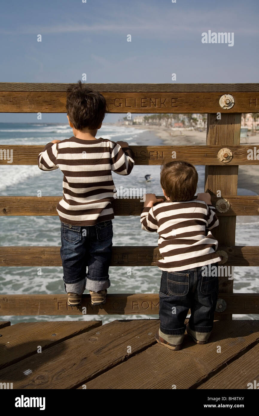 Zwei junge Kinder (2 Jahre und 16 Monate), Brüder, Blick auf Meer, Oceanside Pier, Oceanside, Kalifornien Stockfoto
