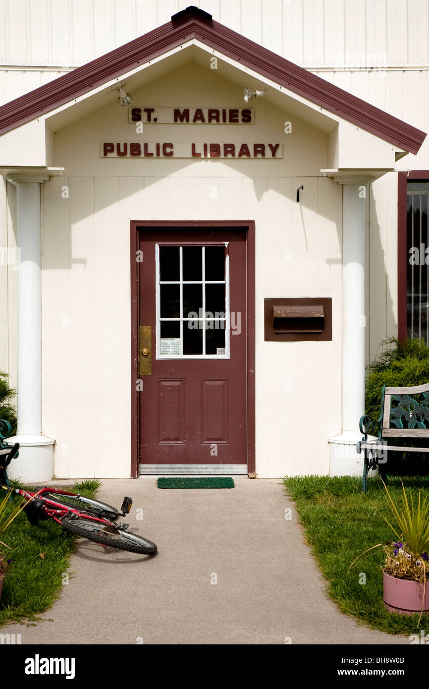 Vorderen Aspekt der St. Maries Public Library building, Benewah County College Avenue St. Maries, Idaho, USA Stockfoto