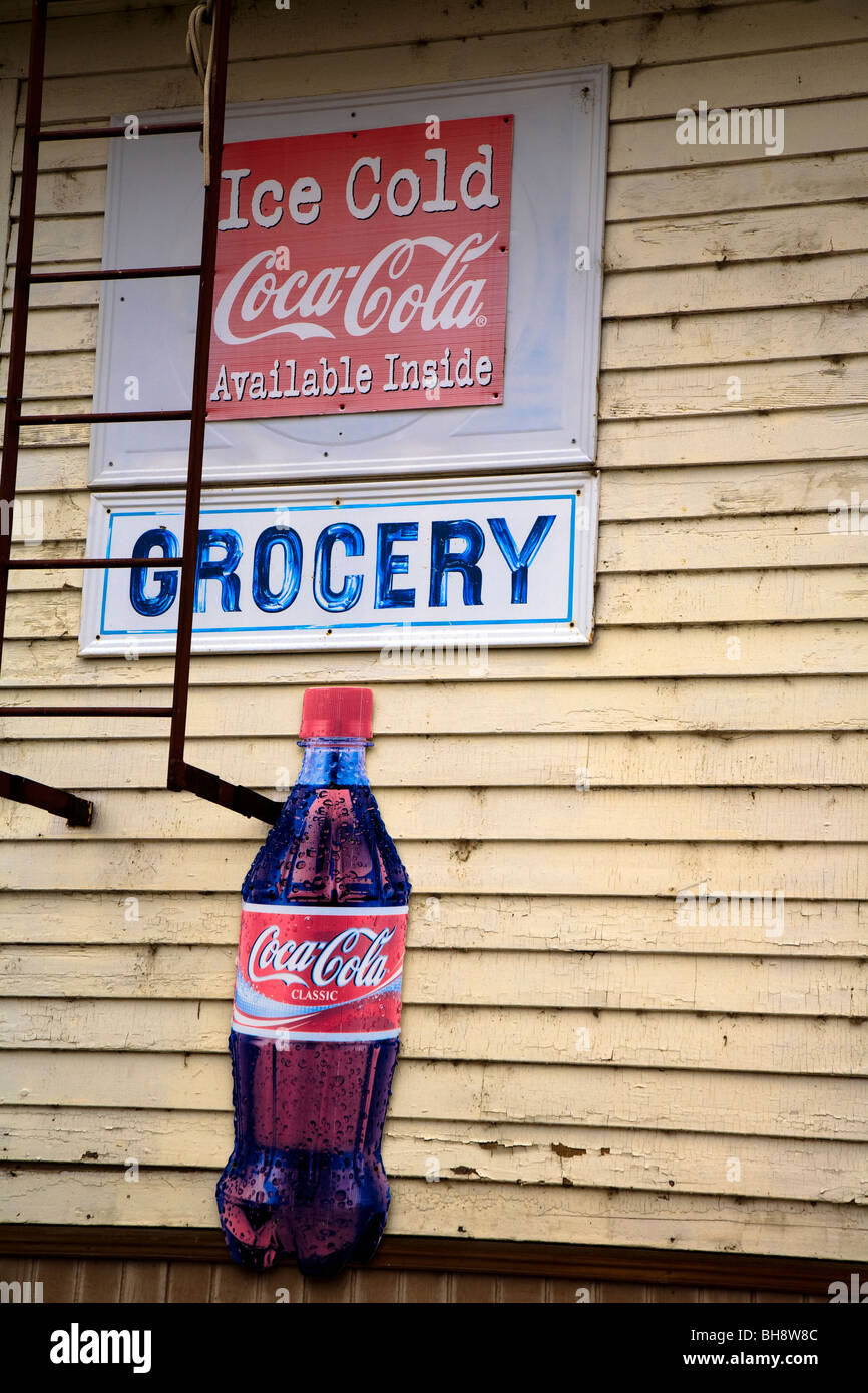 Alte Cola-Schild Werbung Eiskälte im Lebensmittelgeschäft in Douglas, Washington, USA. Stockfoto
