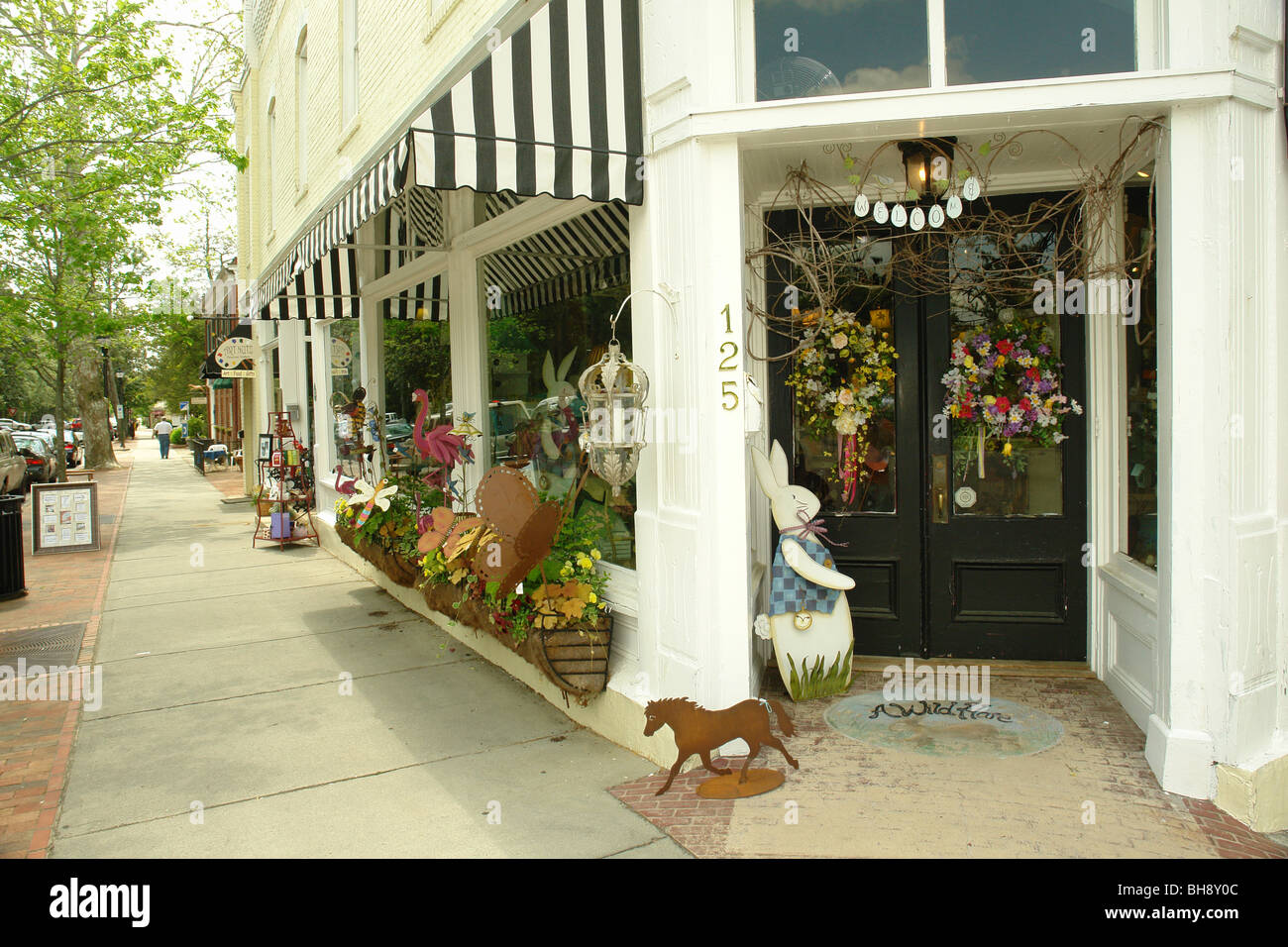 AJD64291, Southern Pines, NC, North Carolina, Innenstadt, Shopping District, wilde Hase Stockfoto