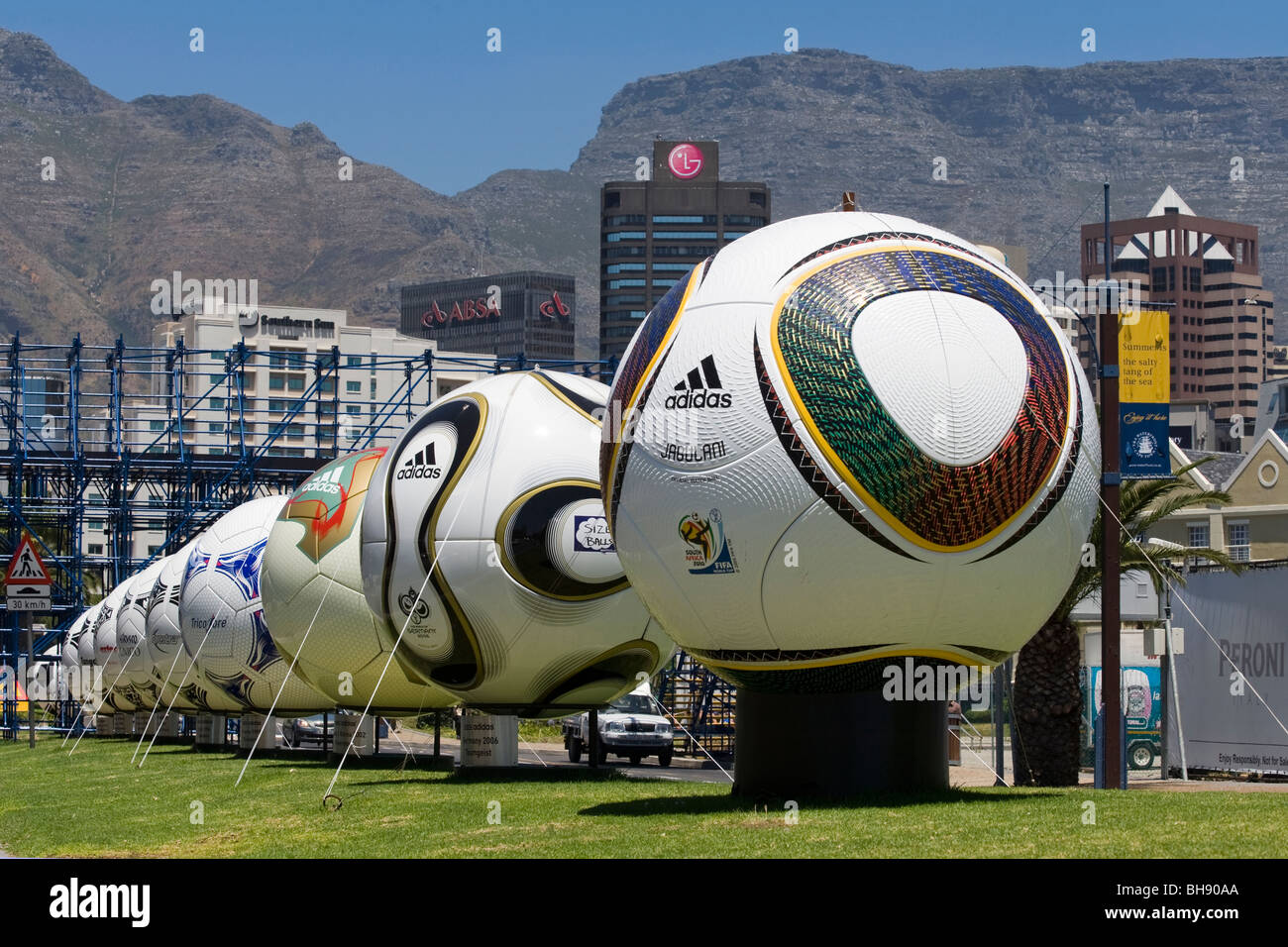 Nachbau des Jabulani und vorherigen WM Spielbälle auf dem Display in Cape Town, South Africa Stockfoto