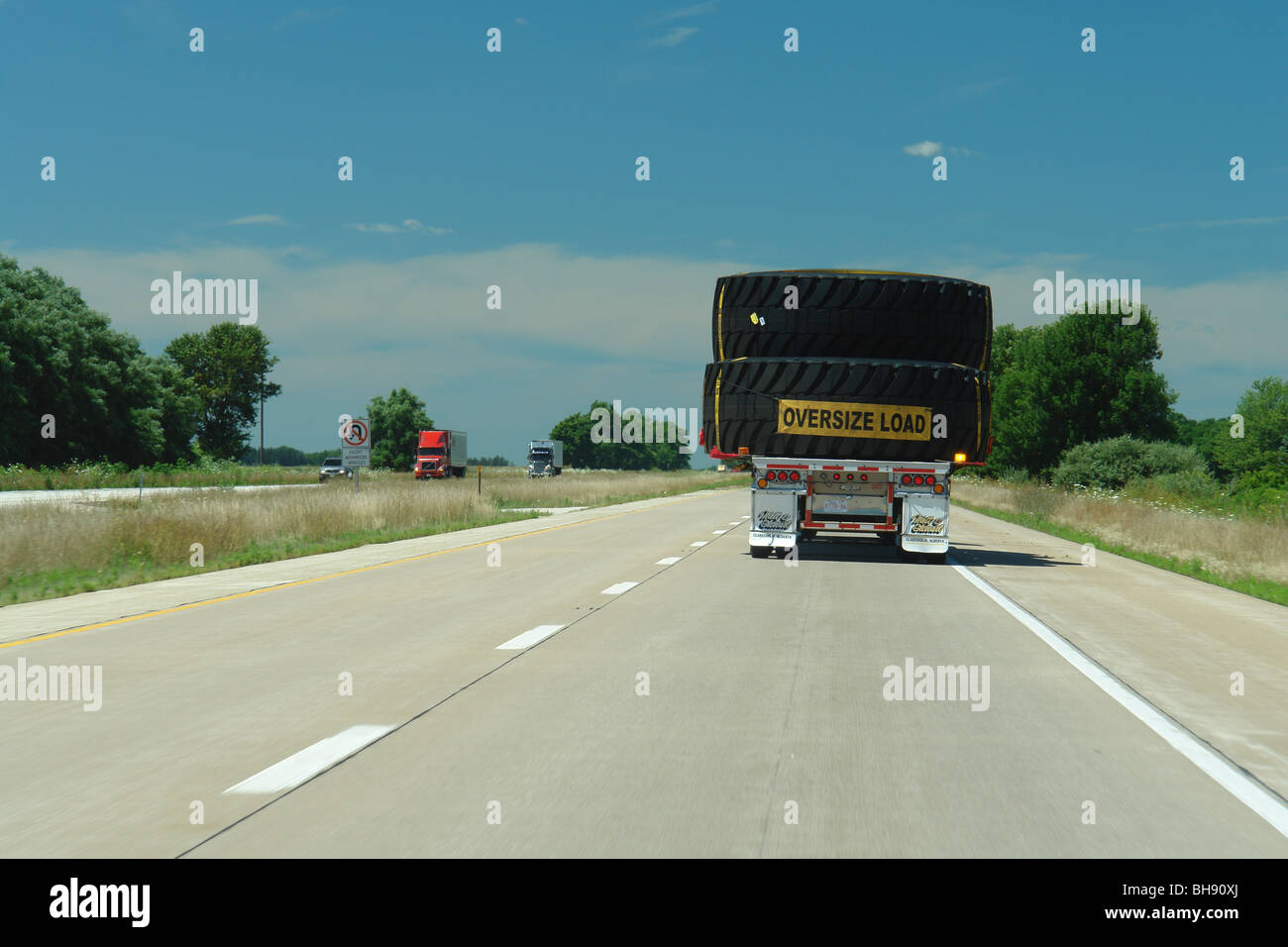 AJD65017, semi-LKW, übergroße Belastung, Wide-Last, interstate, I-74, Transport, IL, Illinois Stockfoto