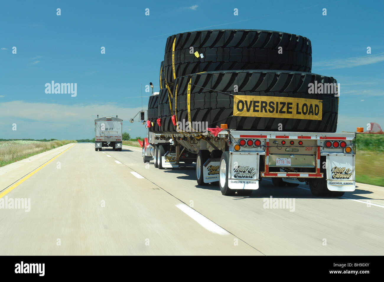 AJD65018, semi-LKW, übergroße Belastung, Wide-Last, interstate, I-74, Transport, IL, Illinois Stockfoto