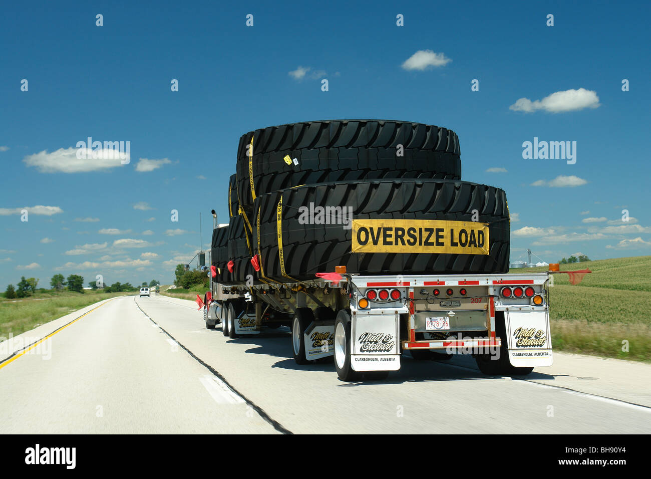 AJD65019, semi-LKW, übergroße Belastung, Wide-Last, interstate, I-74, Transport, IL, Illinois Stockfoto