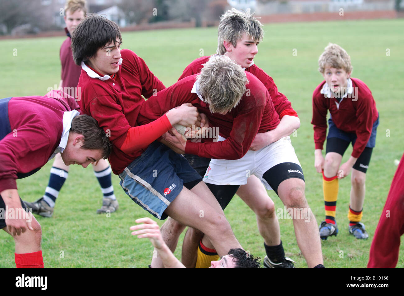 Jungs im Teenageralter ein Spiel von Rugby, Sportunterricht Sport und Spiele in der Sekundarschule, Wales UK Stockfoto