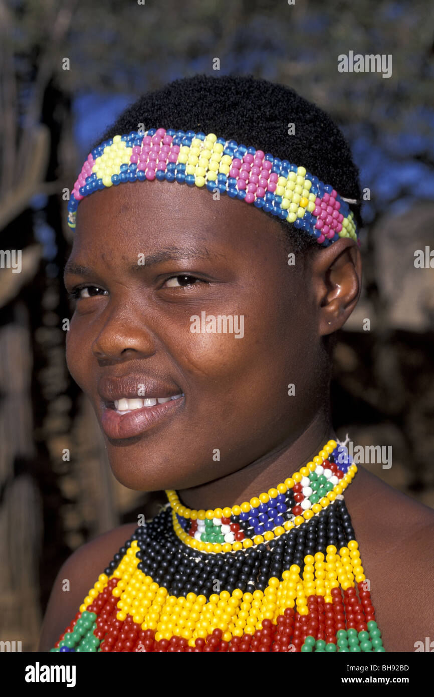 Porträt von Zulu Mann in traditionellem Brauch, Shakaland, Zululand, Kwazulu-Natal, Südafrika Stockfoto