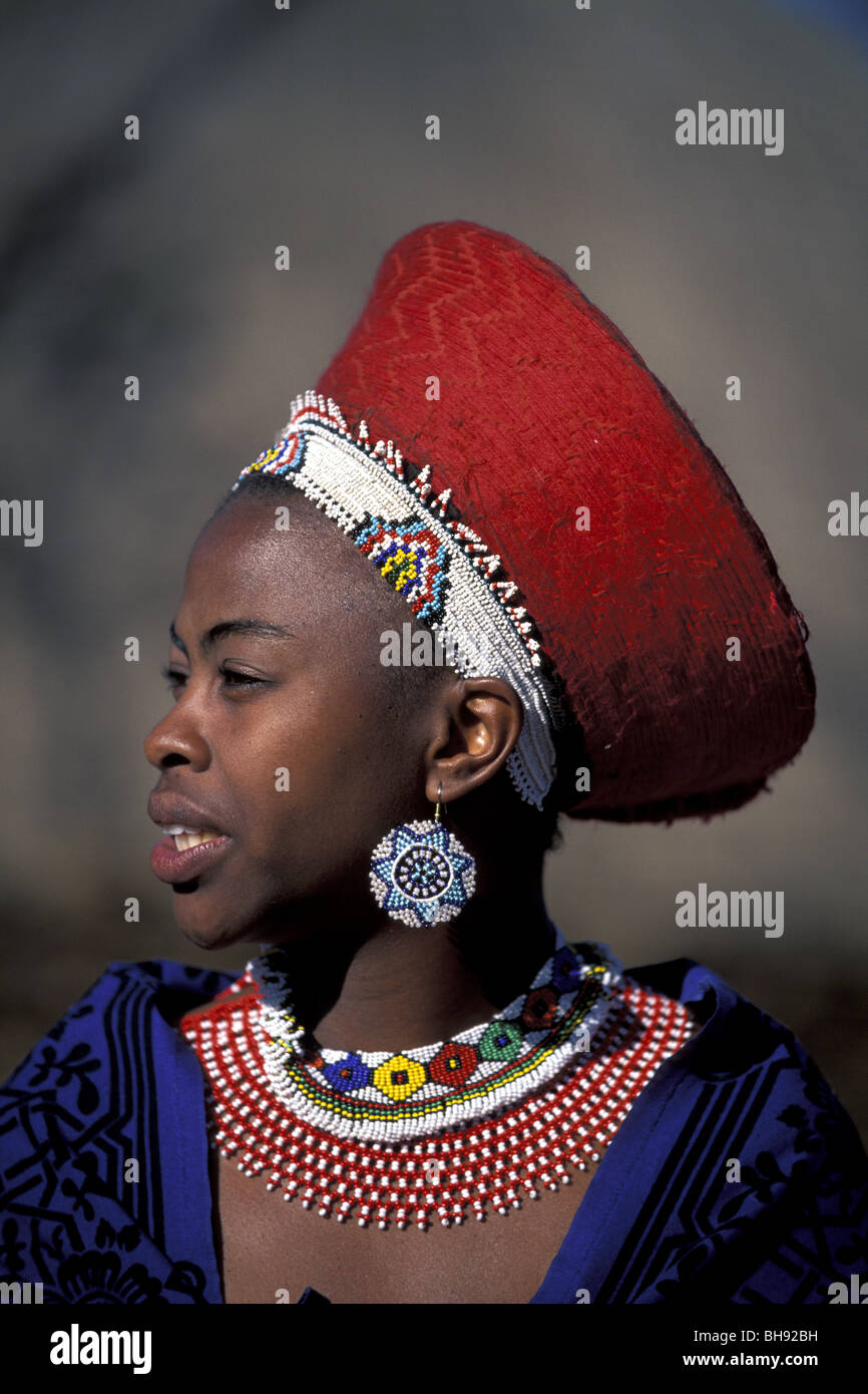 Porträt von Zulu Frau in traditionellem Brauch, Shakaland, Zululand, Kwazulu-Natal, Südafrika Stockfoto