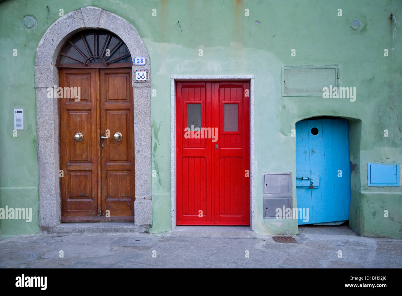 Haustüren bei Porto, Insel Giglio, Mittelmeer, Italien Stockfoto
