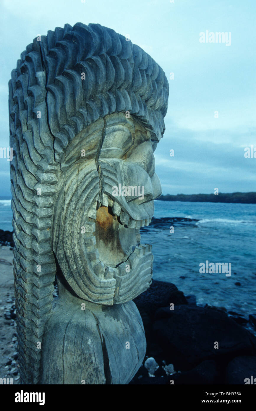 Skulpturen von Göttern an Puuhonua o Honaunau, Kona, Big Island, Hawaii, USA Stockfoto
