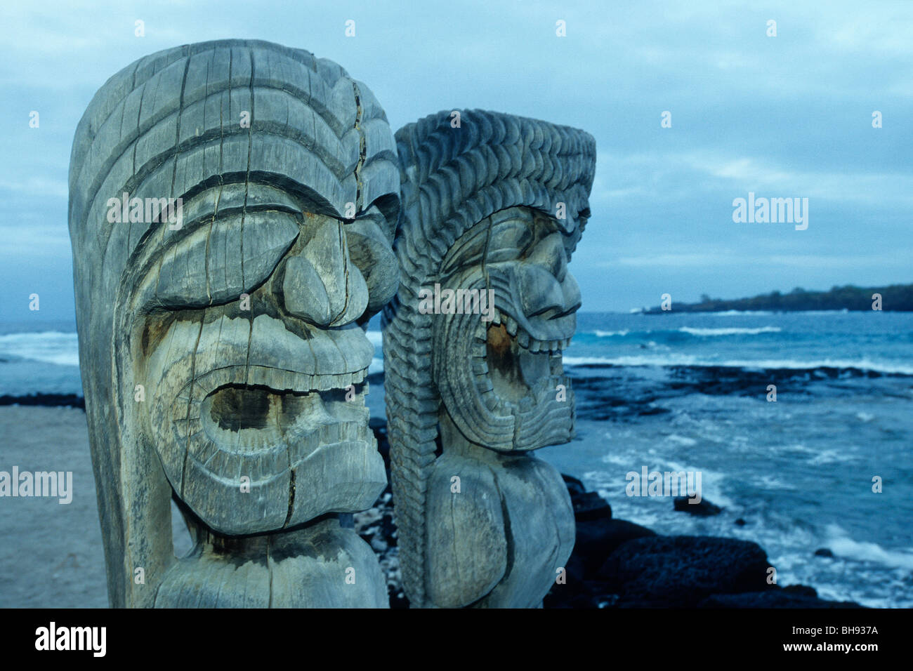 Skulpturen von Göttern an Puuhonua o Honaunau, Kona, Big Island, Hawaii, USA Stockfoto