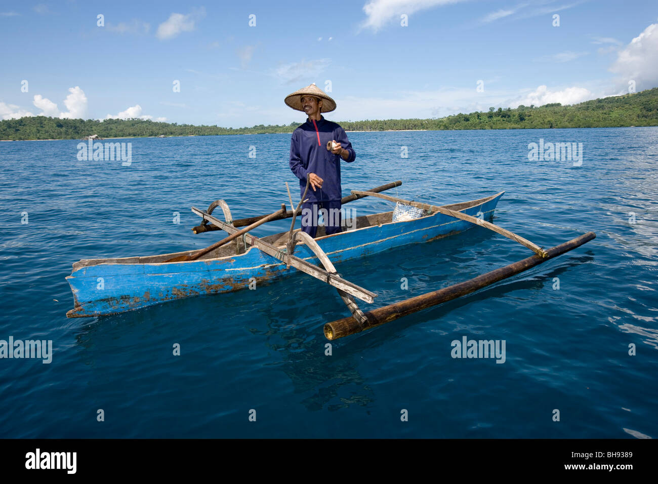 Fischer am Ausleger Boot, Lembeh Strait, Sulawesi, Indonesien Stockfoto