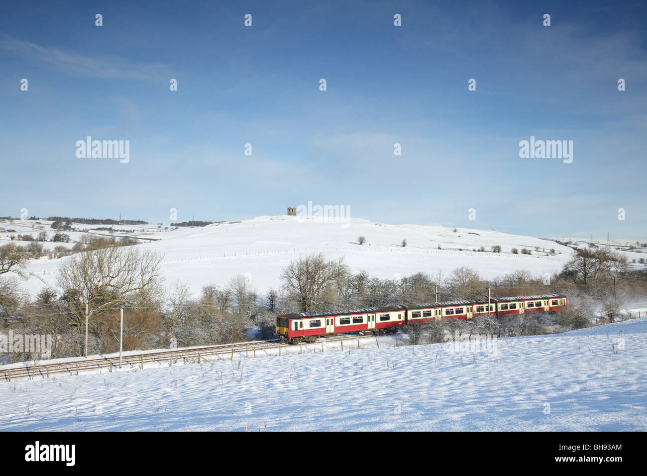 Zug im Winterschnee, Schottland, Großbritannien Stockfoto