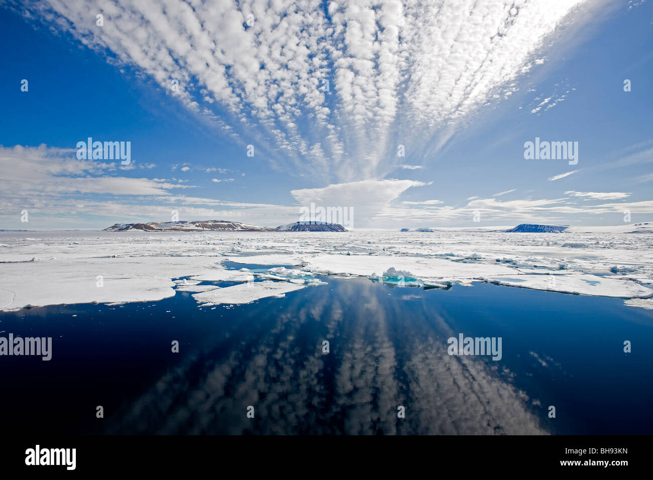 Wolkenformationen über Spitzbergen, Spitzbergen, Svalbard-Archipel, Norwegen Stockfoto