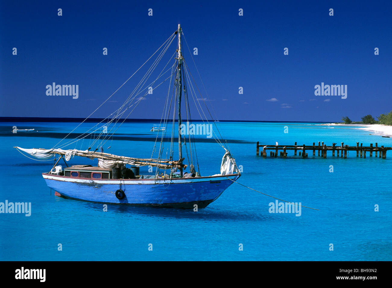 Boot in türkisblauen Lagune, Karibik, Turks- und Caicos-Inseln Stockfoto