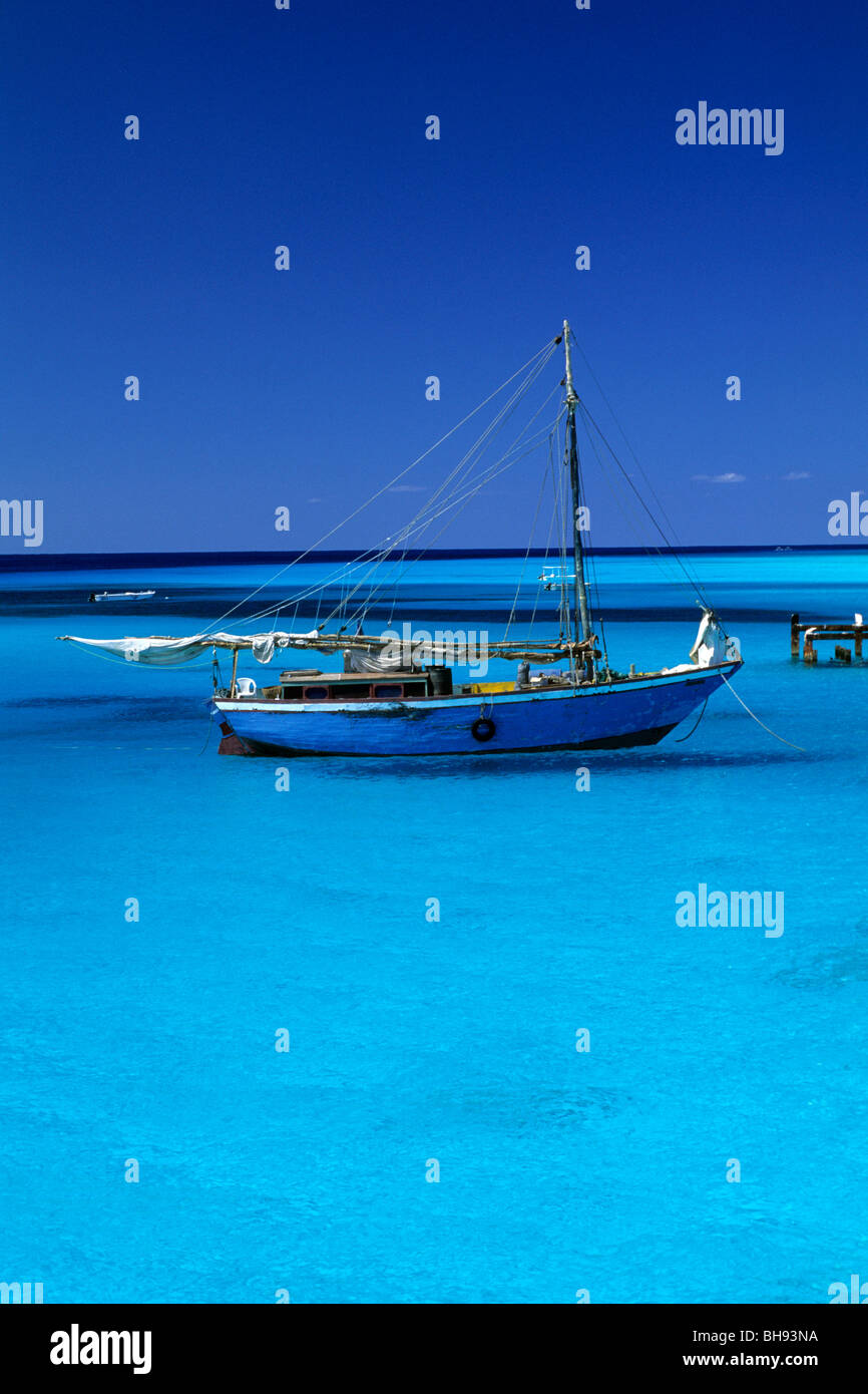 Angelboot/Fischerboot in türkisfarbenen Lagune, Karibik, Turks-und Caicosinseln Stockfoto