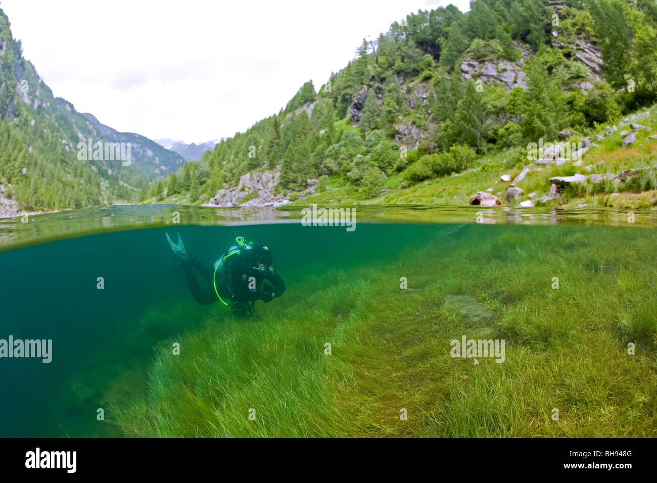 Tauchen am Lago del Sambuco, Lavizzara Tal, Tessin, Schweiz Stockfoto