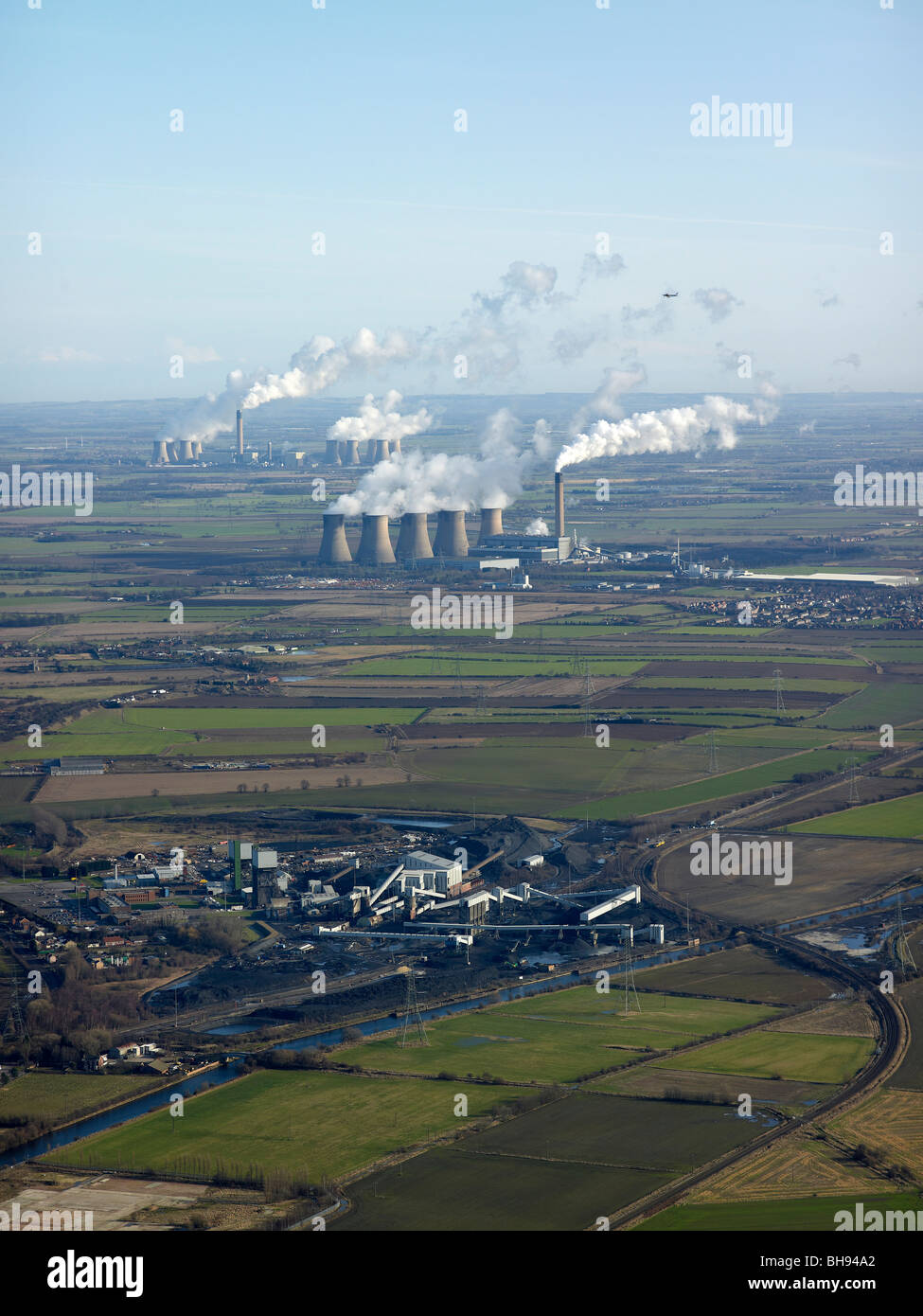 Eggborough und Drax Kohle befeuerten Kraftwerken mit Kellingley Colliery in den Vordergrund, East Yorkshire, Nordengland Stockfoto