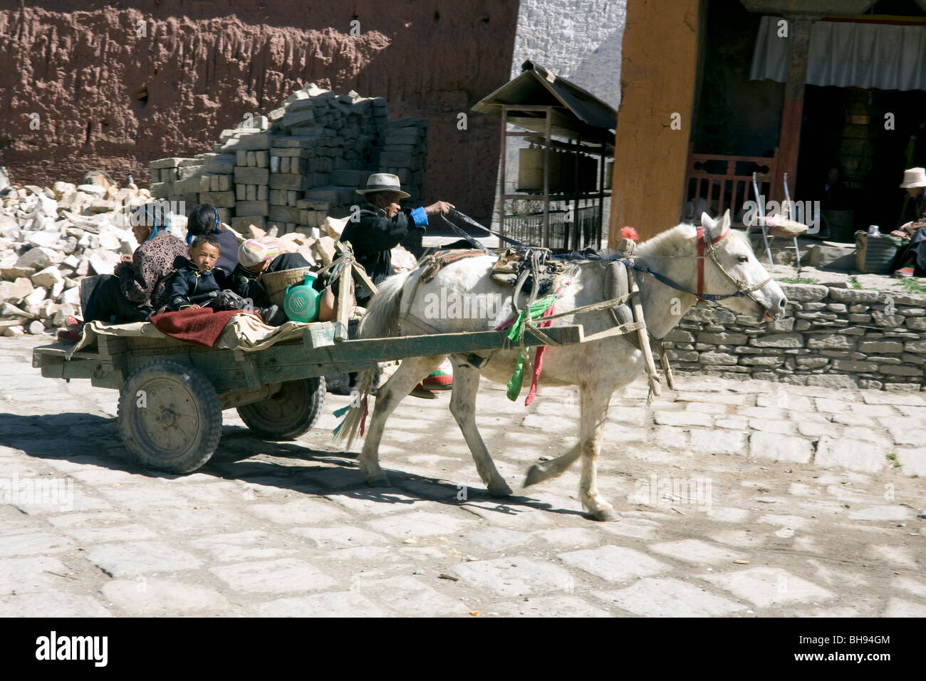 tibetische Familie mit Pony und Wagen in der tibetischen Dorf Altstadt von gyantse Stockfoto