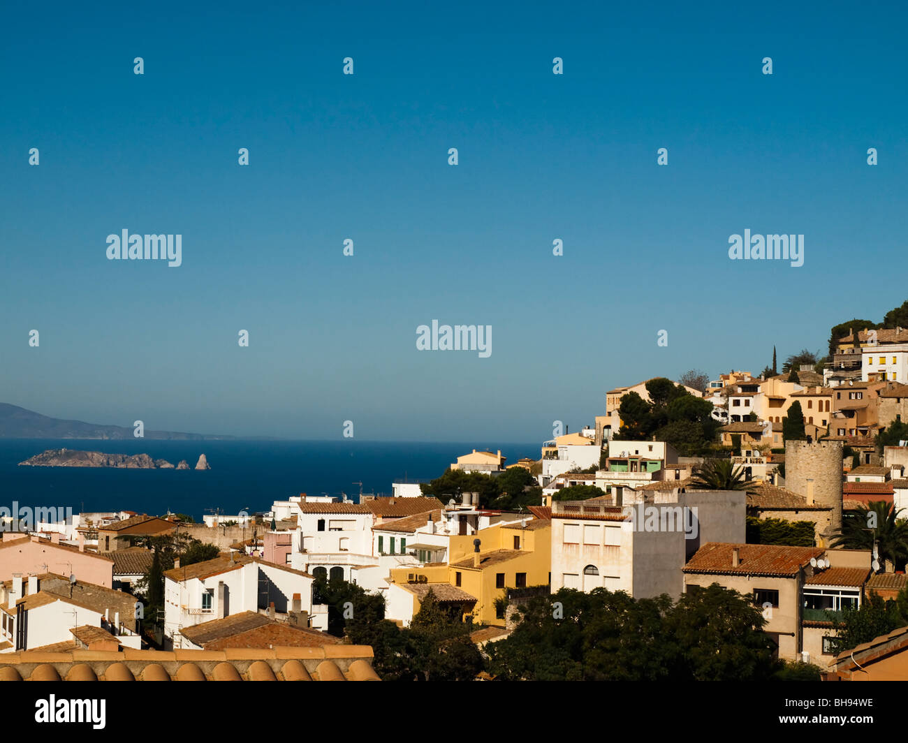 Spanische Stadt Begur mit Meer im Hintergrund. Stockfoto