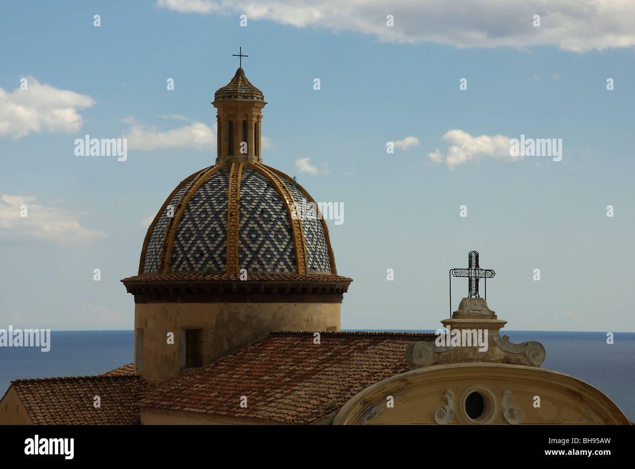 Kirche von San Gennaro aus Hotel Tramonto d ' Oro, Praiano, Kampanien, Italien Stockfoto