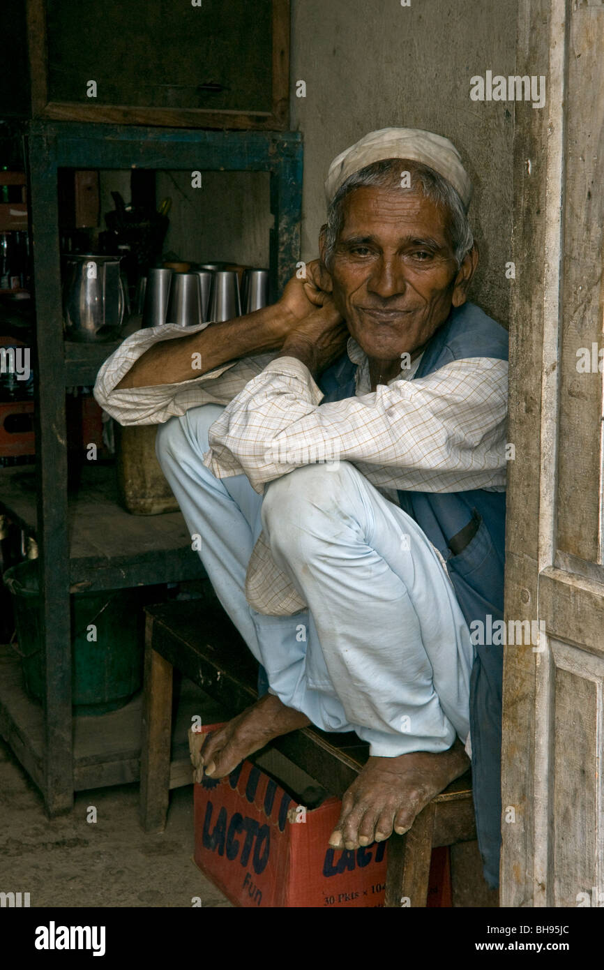 nepalesische Mann sitzt in einem Hauseingang ein Tee-Shop in der Nähe von kathmandu Stockfoto