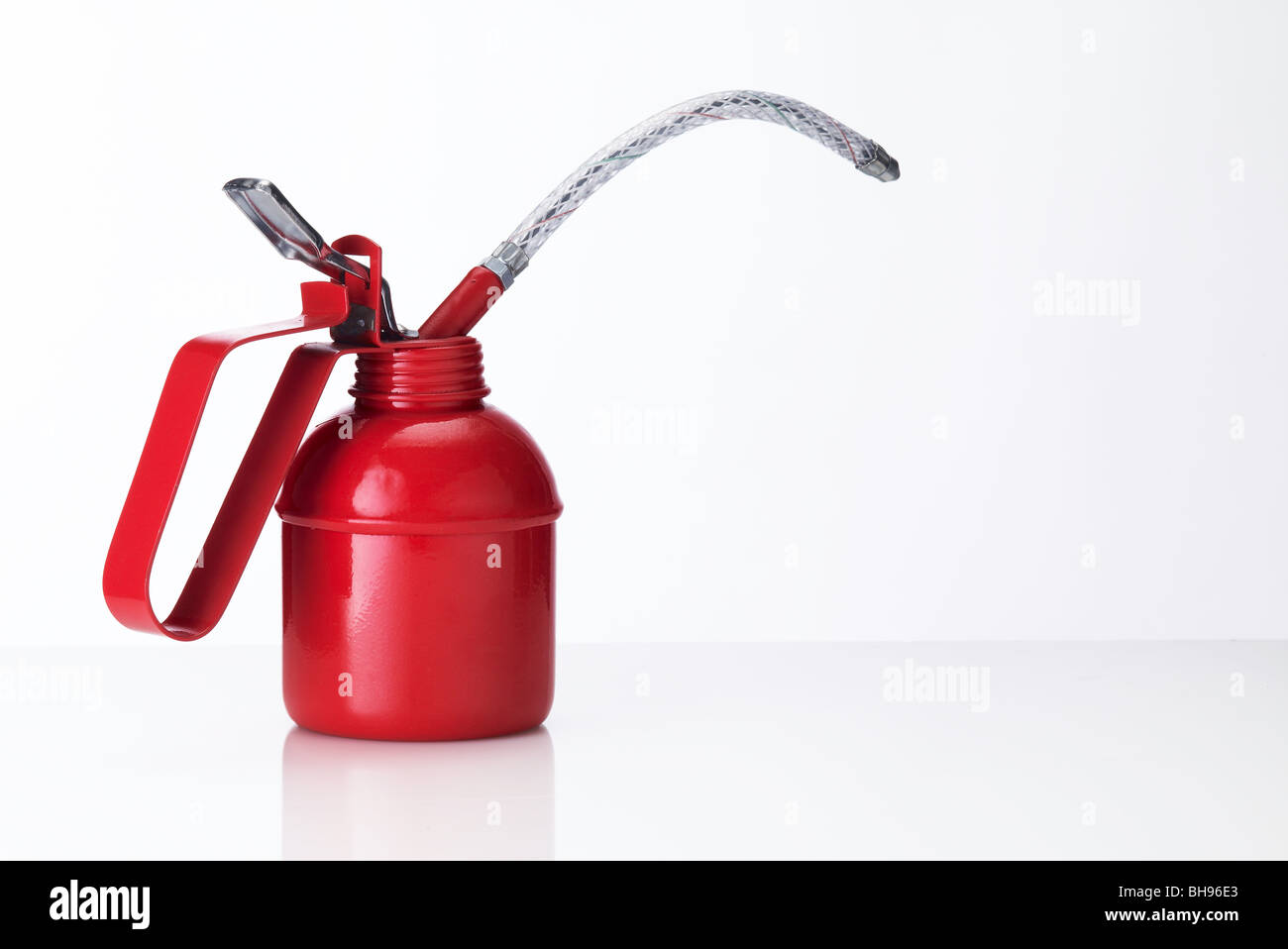 Traditionelles rotes Öl kann auf weißem Hintergrund Stockfoto