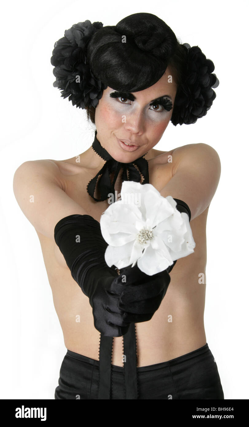 Porträt von Burlesque Darsteller bieten eine weiße Blume Stockfoto