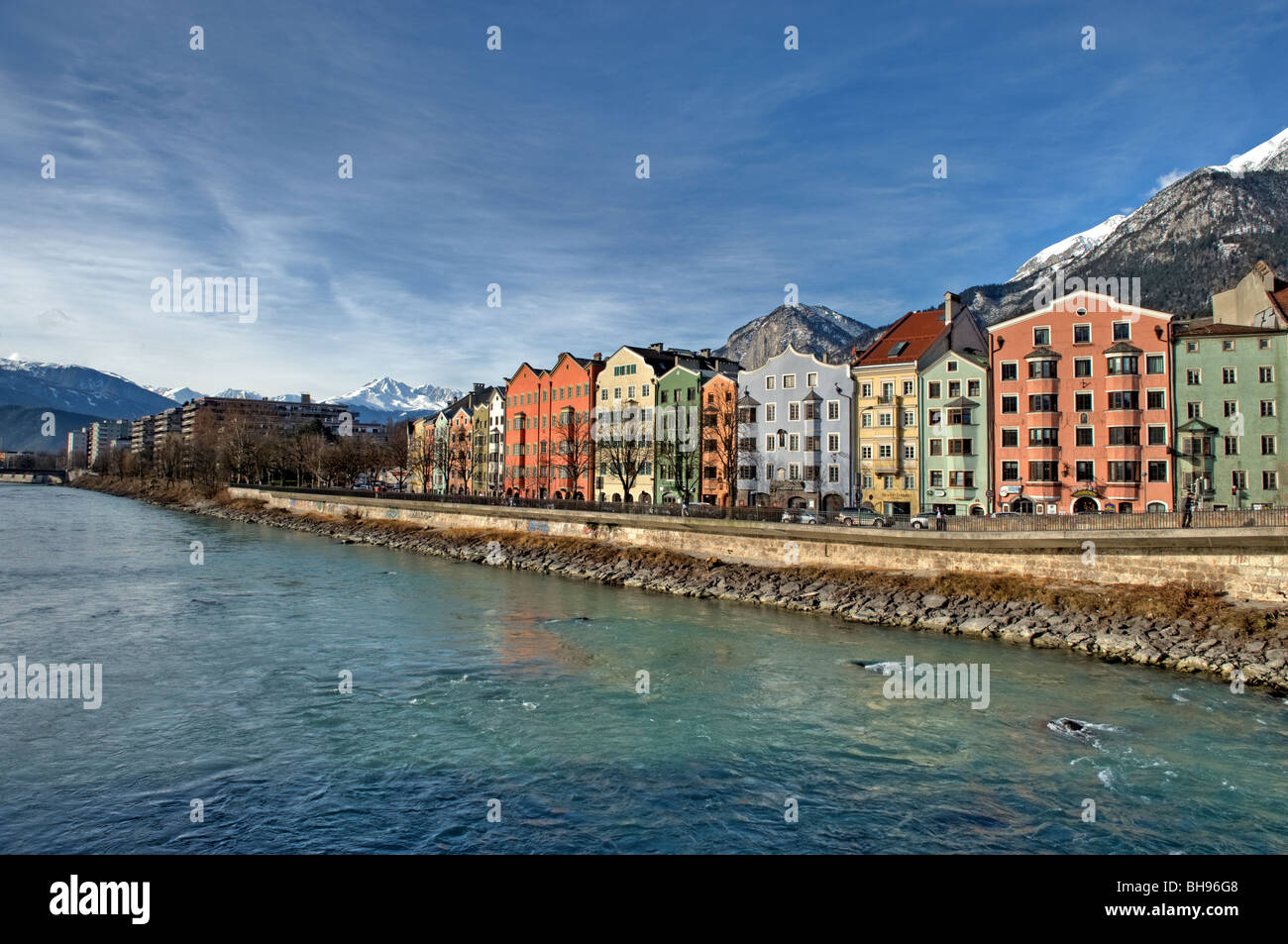 River Inn, Innesbruck Österreich mit bunten Gebäuden, Personen im Bild sind nicht erkennbar Stockfoto