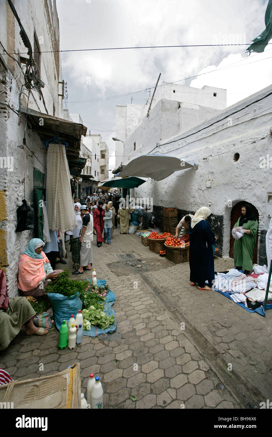 Obst zum Verkauf an einen Obst-Stall entlang einer der vielen engen Gassen an der Kasbah in Tetuon, Marokko Stockfoto