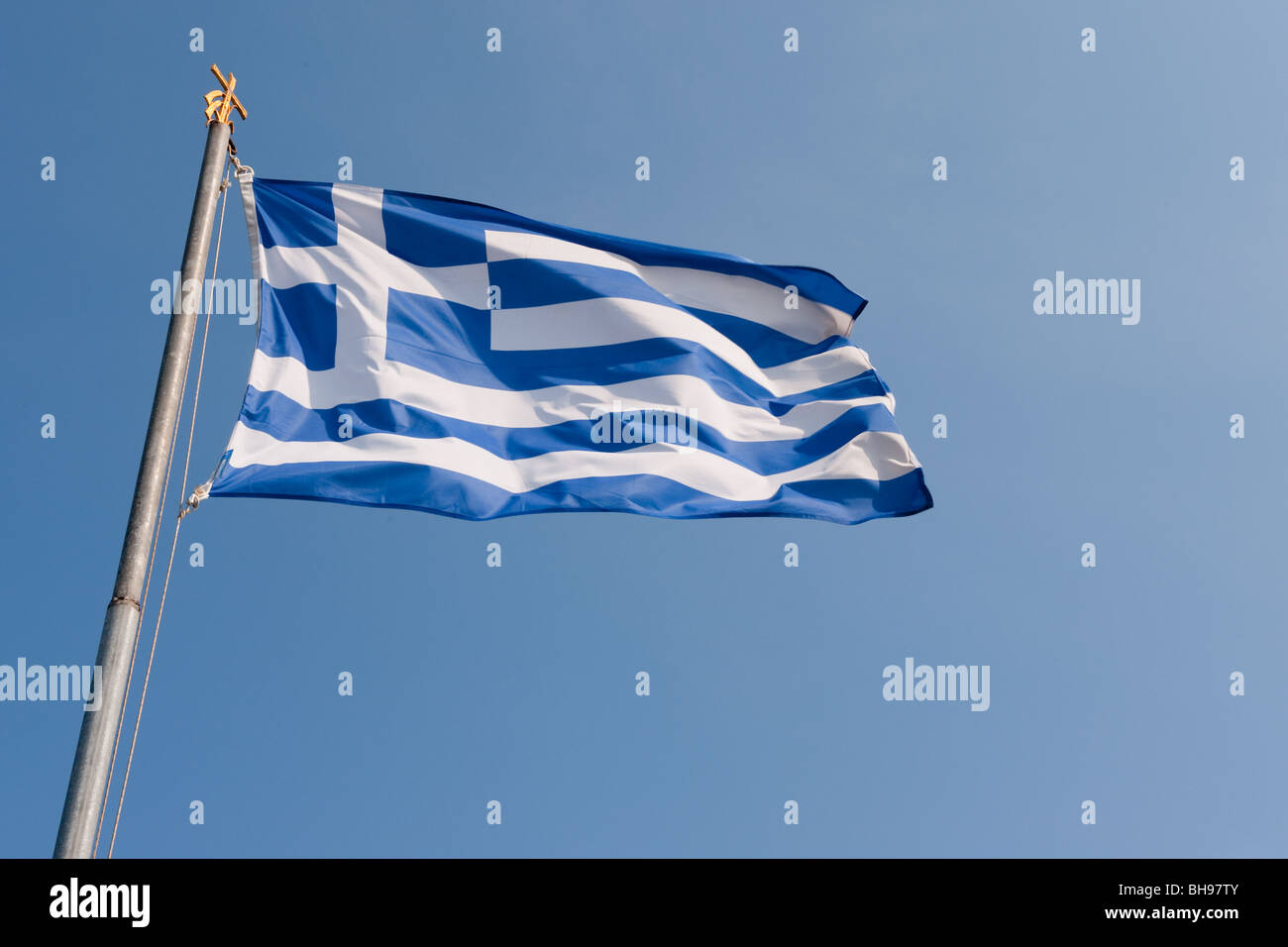 Griechische Flagge im Wind vor einem blauen Himmel Stockfoto