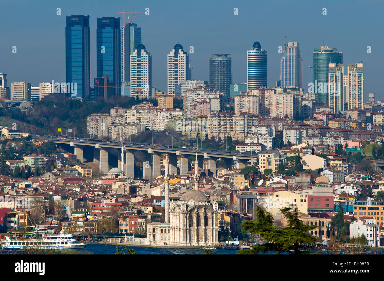 Blick auf moderne Istanbul: Moschee und Wolkenkratzer Stockfoto