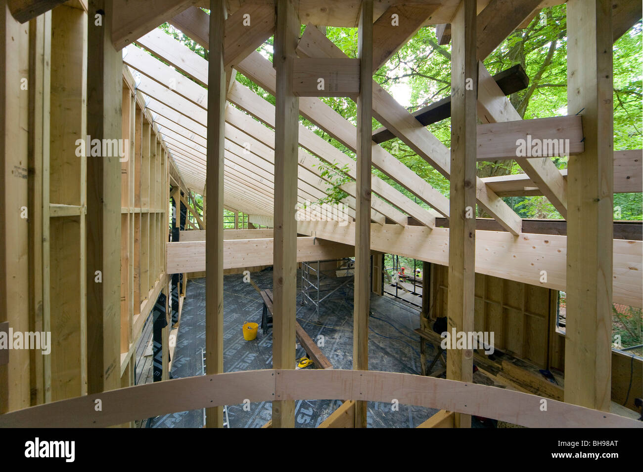 Gebäude Holz Rahmen Vertikalwinkel Stockfoto