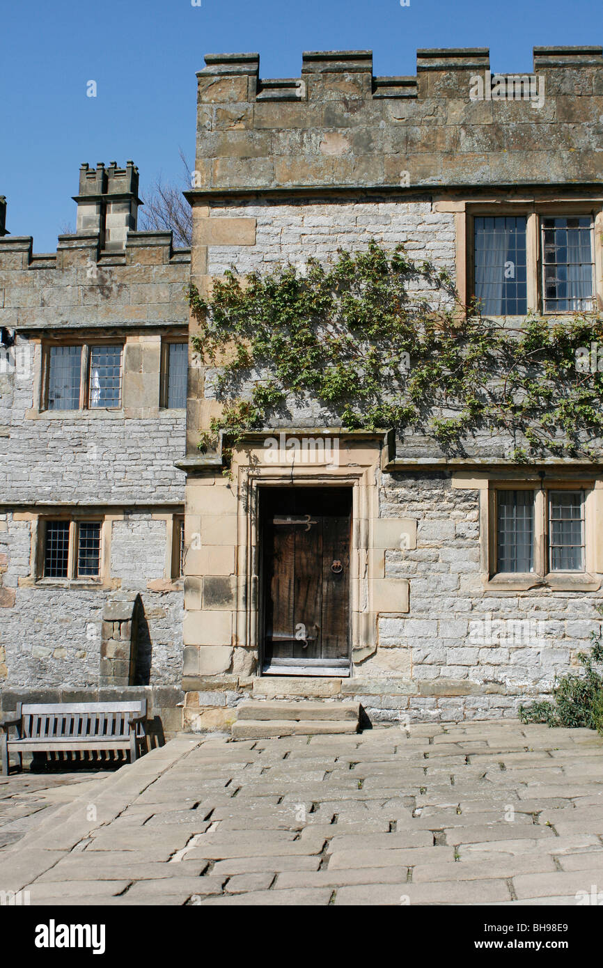 Haddon Hall in Bakewell, Derbyshire, UK.  Befestigte mittelalterliche Herrenhaus aus dem 12. Jahrhundert.  Setzen Sie auf den Fluss Wye. Stockfoto