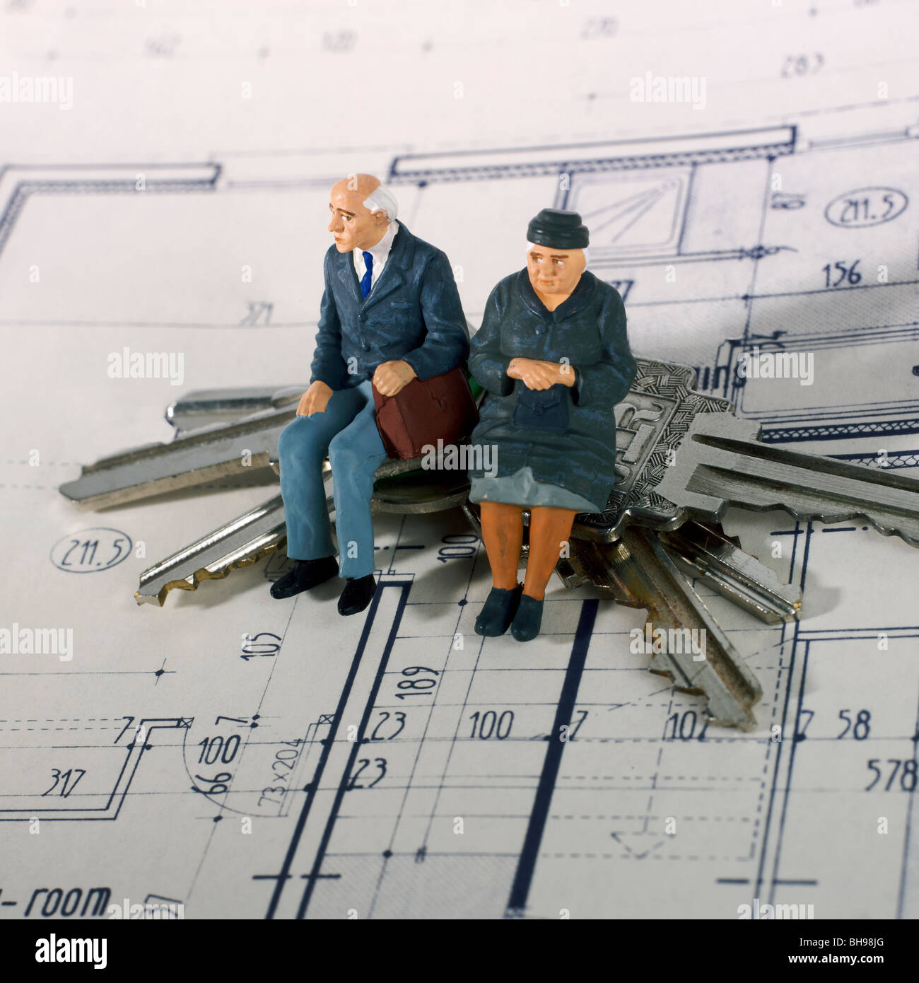 Senioren, Figuren und Schlüssel der Wohnungen auf einen Bauplan Stockfoto