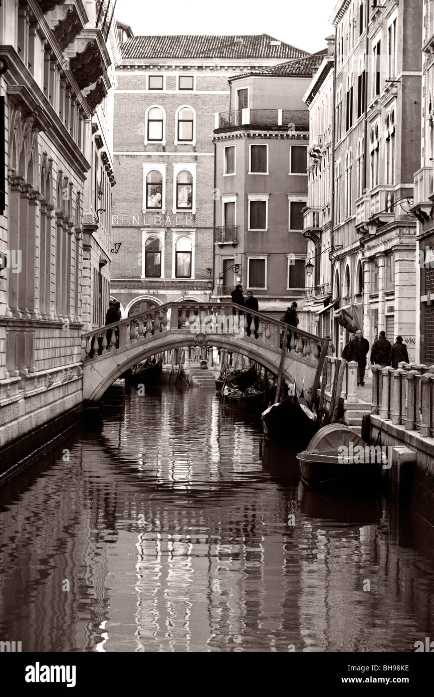 Calle Goldoni und Assicurazioni Generali Gebäude in Venedig, Italien Stockfoto