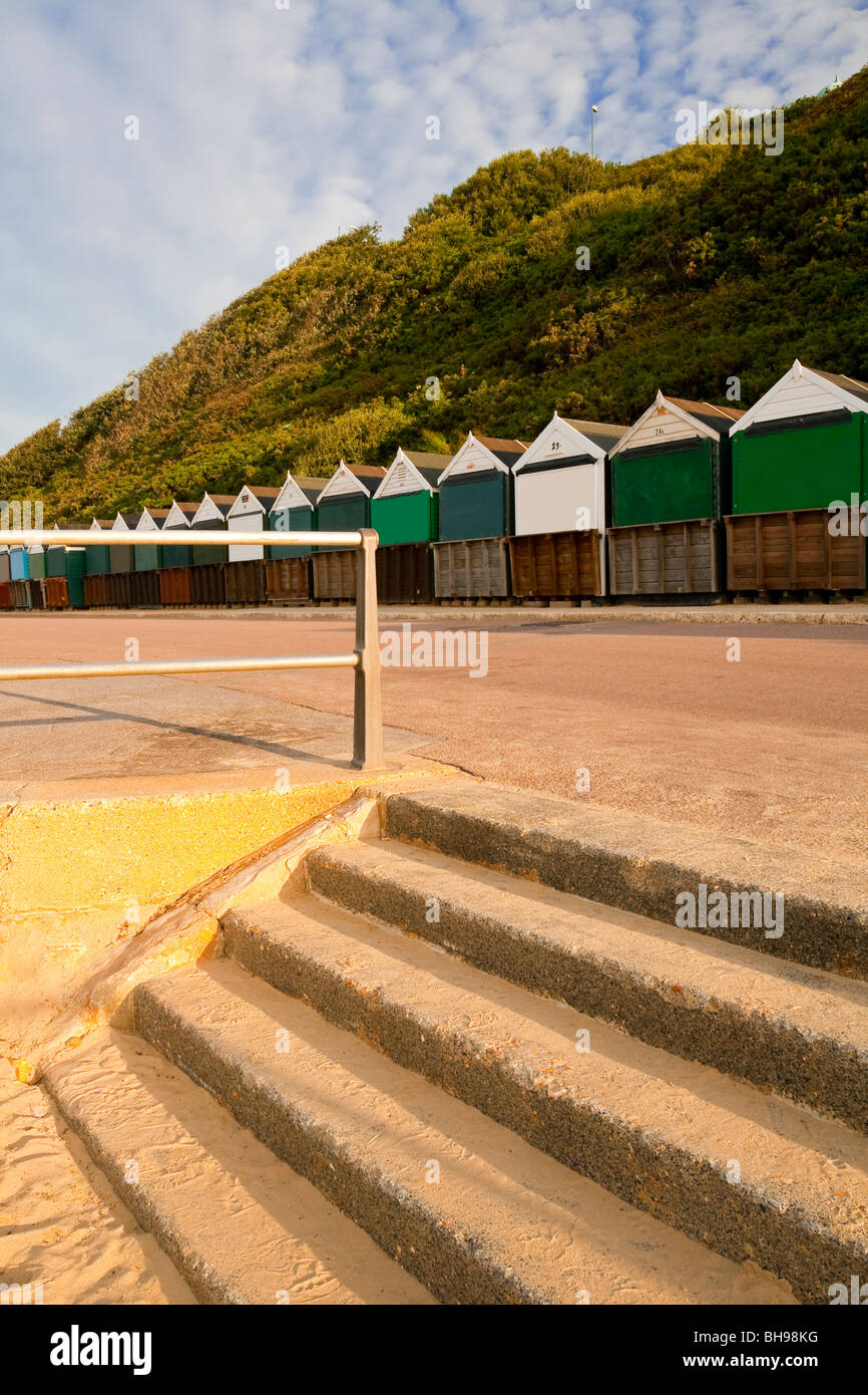 Blick auf die Strandpromenade und bemalte hölzerne Strandhütten in Bournemouth in Dorset im Südwesten England UK Stockfoto