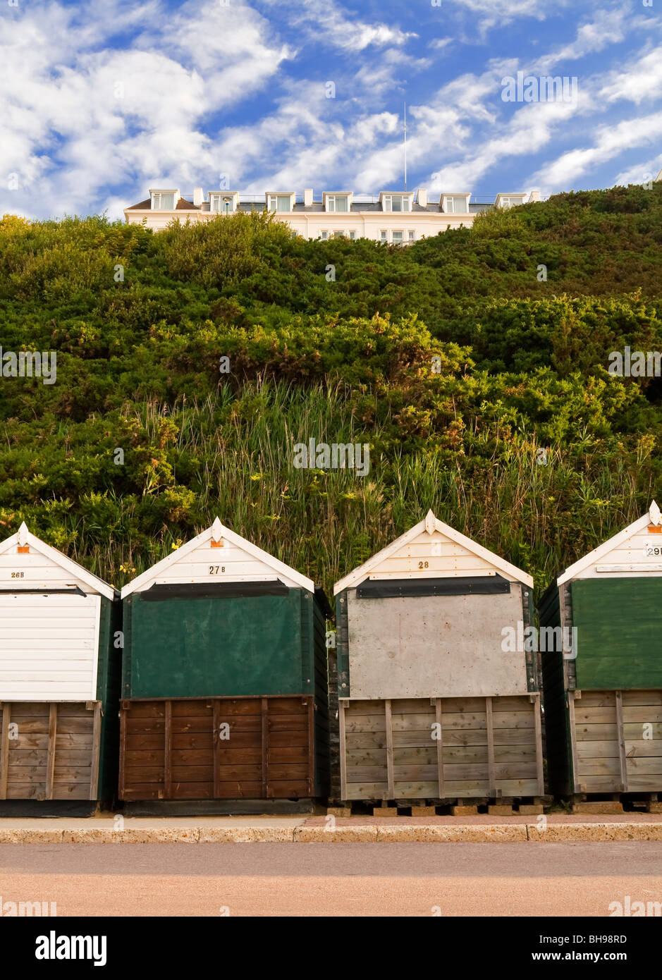 Blick auf die Strandpromenade und bemalte hölzerne Strandhütten in Bournemouth in Dorset im Südwesten England UK Stockfoto