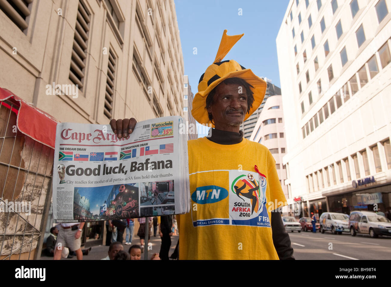 Zeitungsmann Verkauf Zeitung mit der Schlagzeile um Bafana Bafana der afrikanischen Fußball-Nationalmannschaft Kapstadt Südafrika Stockfoto