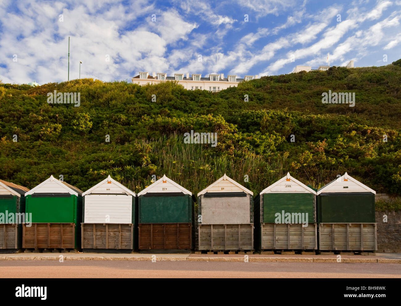 Blick auf die Strandpromenade und bemalte hölzerne Strandhütten in Bournemouth in Dorset im Südwesten England UK Stockfoto