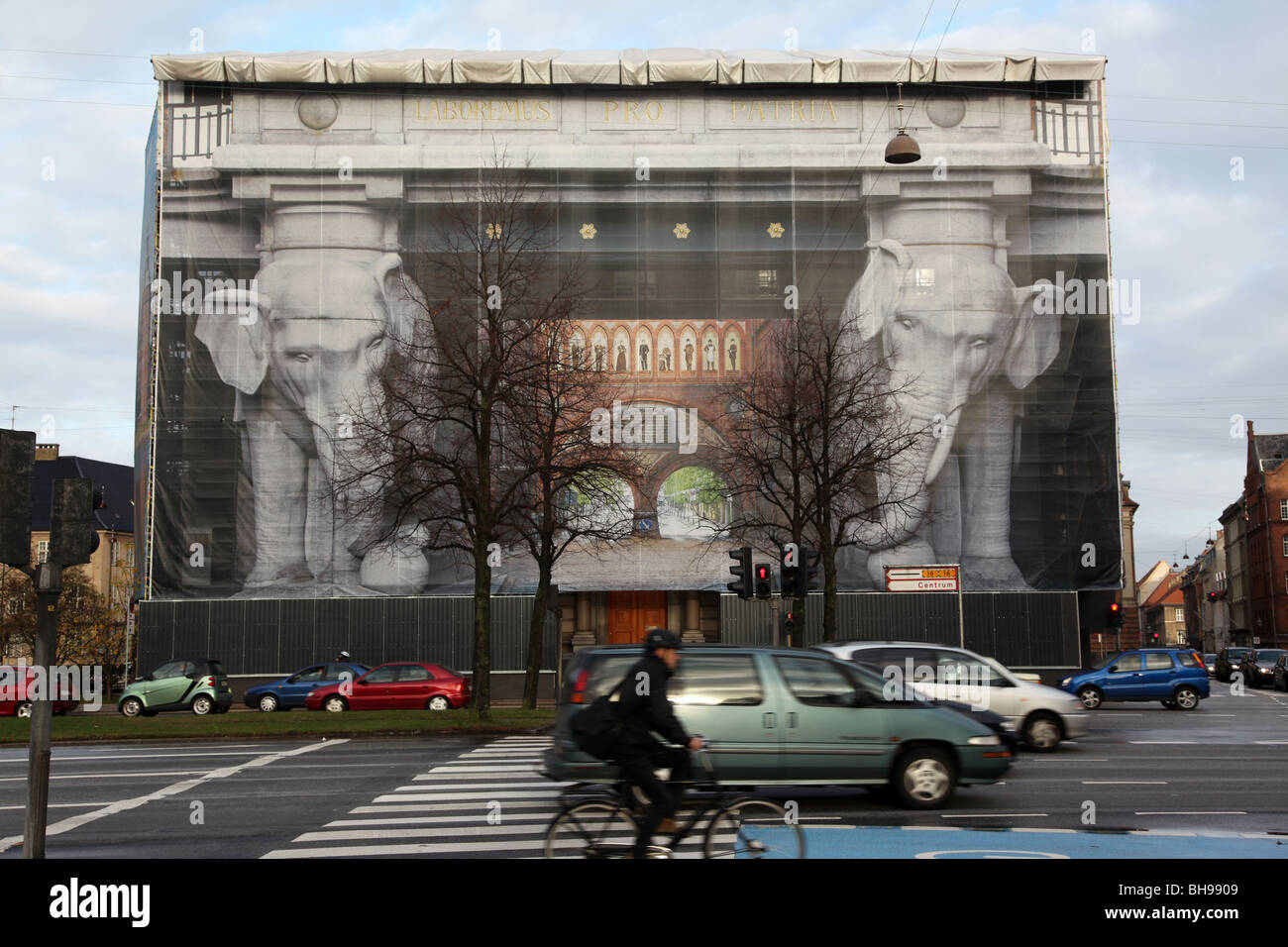 Auf der anderen Straßenseite von der Ny Carlsberg Glyptotek, Kopenhagen mit Autos und Radfahrer vorbei Stockfoto